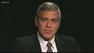 George Clooney cuts his own hair