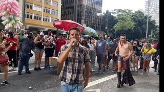 O CANTOR ALEMÃO DA PIZADINHA É SEU BAILARINO JOÃO ARRASTAR MULTIDÃO NA AVENIDA PAULISTA CONFIRA