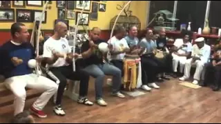 Perninha abada capoeira cantando