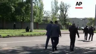 Pro-Russian gunmen surround police base in Donetsk