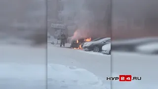 В Новом Уренгое на парковке дома загорелась машина