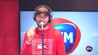 Amir chante "On verra bien" dans les studios de RFM