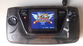 Game Gear customizado, modelo Skeleton, com tela IPS, um cartucho e fonte