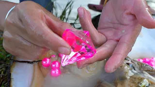 The girl found a huge clam at the bottom of the river, hiding red gemstones and pearls👍