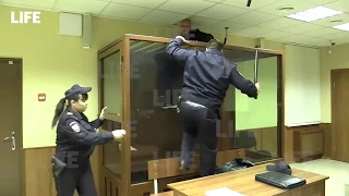 УБИЙЦА ВЫПОЛЗ ИЗ КЛЕТКИ В ЗАЛЕ СУДА!