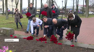 Александр Авдеев возложил цветы к памятнику князю Дмитрию Пожарскому