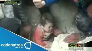 Momento justo en que rescatan a una bebé de en medio de los escombros de Siria