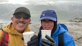 Hiking ke Preikestolen - Pulpit rock di Norway.