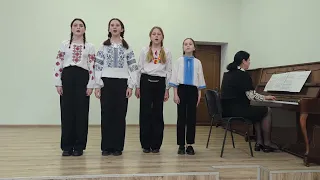 Їжачата і яблуко