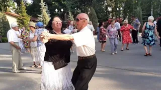 АХ, СМУГЛЯНКА-МОЛДОВАНОЧКА!💃🕺🌹/КРАСИВЫЕ ТАНЦЫ В ПАРКЕ ГОРЬКОГО ХАРЬКОВ ИЮНЬ 2021