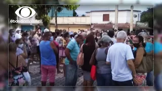 Duque de Caxias desobedece o Plano Nacional de Imunização e causa aglomeração em busca da vacina