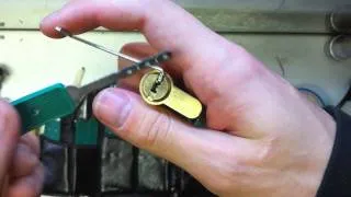 Lockpicking: Raking simple dimple lock