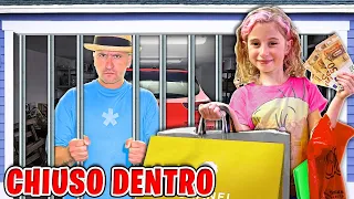 GIORGIA CHIUDE PAPÀ SALVO IN GARAGE E SCAPPA DI CASA PER ANDARE A FARE SHOPPING DI NASCOSTO!