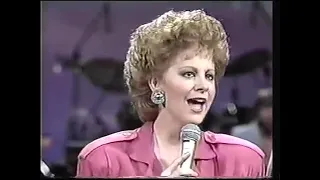Reba McEntire (w/ Pake McEntire & Susie McEntire) - Nashville Now - October 1986