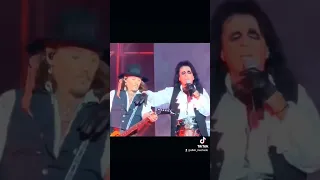 His reaction is the best.I love both!🗝🦇🎸☠️❤️‍🔥✨️🫠 #johnnydepp #alicecooper #hollywoodvampires