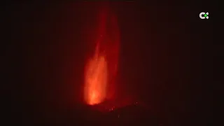 El ruido del volcán acompaña a los vecinos de los núcleos cercanos noche tras noche