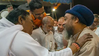 Moojibaba visits Amritanandamayi (Amma)