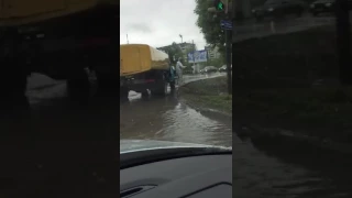 Поливает цветы в дождь