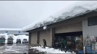 Тонны снега падает с  крыши! Дворнику не повезло..