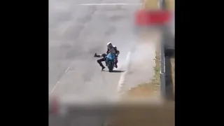 Une bagarre entre motard en pleine course 🤣🤣