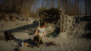 Bushcraft alleine auf der Insel- Schwemmholz-Sand-Shelter - Vanessa Blank