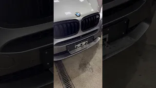 Откидные рамки номера, установка на BMW