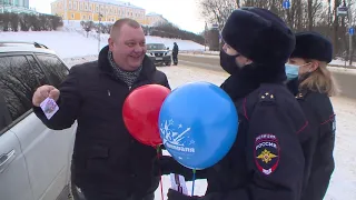 Женский экипаж ГИБДД и школьники поздравили смоленских водителей с 23 Февраля.