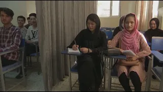 Талибы разрешили женщинам учиться в университетах