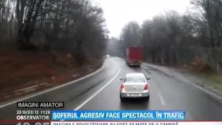 Un şofer teribilist se distrează şicanând alţi şoferi în trafic!