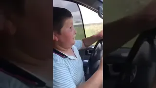 Мальчик за рулём смешно матерится!
