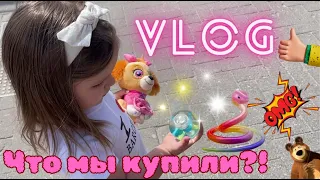 Shopping mini VLOG! Ангелина поехала покупать игрушки в Берлине! ВОЛШЕБНЫЙ шар со змеями