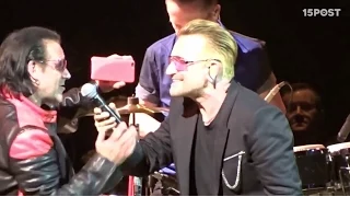 Bono de U2 y su doble de U2 Hollywood, cantan a duo.