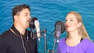 Der "singende Pfarrer" Joachim Rohrbach und "Sängerin Lila" singen das Hochzeitslied "Take my hand"