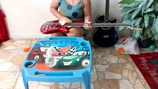 limpando dois instrumentos musicais