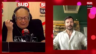 Avec son ULM, il parcourt la France en arborant une banderole "Macron Destitution".