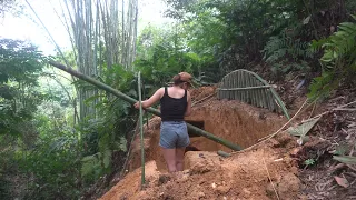 Camp despite the steep slopes and difficulty in digging shelters - Bushcraft wilderness survival