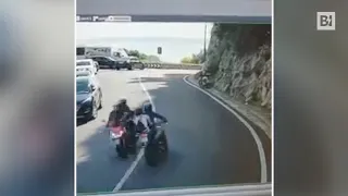 Positano: moto e scooter si sfiorano appena, ma l’incidente è impressionante