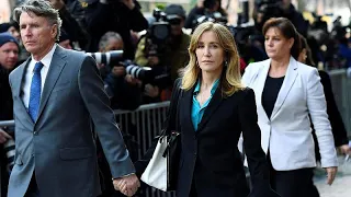 L'actrice américaine Felicity Huffman, accusée de pots-de-vin, plaide coupable