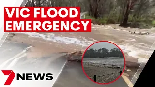 Floods hit Victoria, hundreds of properties under threat | 7NEWS