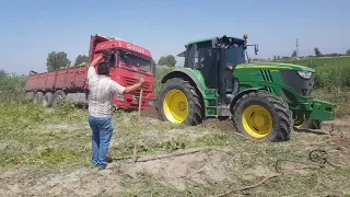 Kanala düşen kamyonun yardıma kavusan traktörler