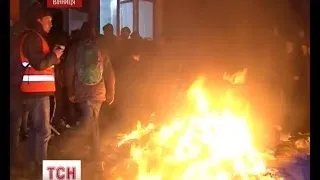 У Вінниці невідомі спалили на вулиці символіку регіоналів