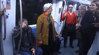 Roma 25 Aprile Festa della Liberazione Bella Ciao cantata in Metropolitana flash mob