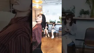 TWICE DAHYUN Tries Her Best To Copy Momo’s ‘Sexy Moves’ 🤣 #twice #dahyun #momo #shorts #kpop