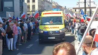 Alarmowo karetka przebija się przez marsz 4 czerwca w Warszawie