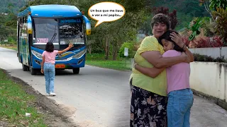 Niña toma un bus hacia el cielo para ver a su papá.