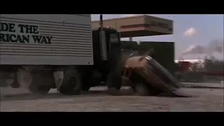 Maximum overdrive (1986) - Miller truck hits car twice