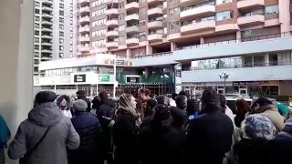 Выборы президента России в Торонто,2018.Люди поют)