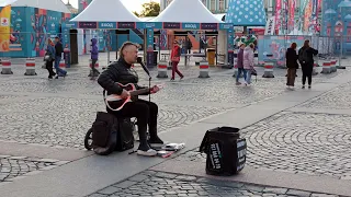 Уличный музыкант (Николай Музалёв) в Санкт-Петербурге. В.Цой - "Пачка сигарет"