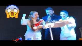 Maiara e Maraisa cantam "SOU HUMANO", de Bruna Karla, durante CULTO em HOMENAGEM a Marília Mendonça