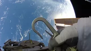 Passeggiata nello spazio con GoPro fuori dalla stazione internazionale